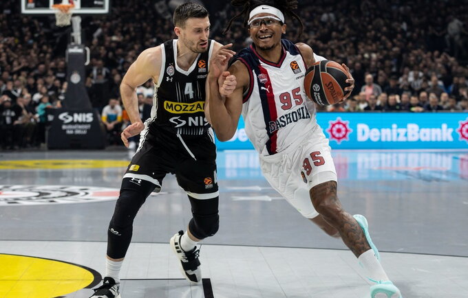 Ch.Moneke papasakojo, kiek uždirbo pinigų