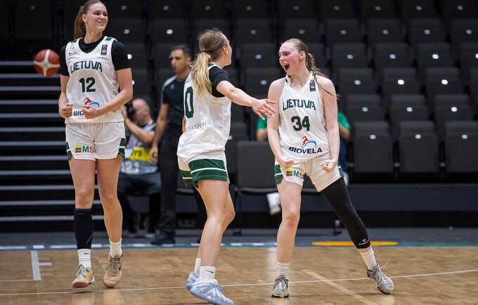 Dvidešimtmetės startavo galingai (FIBA nuotr.)