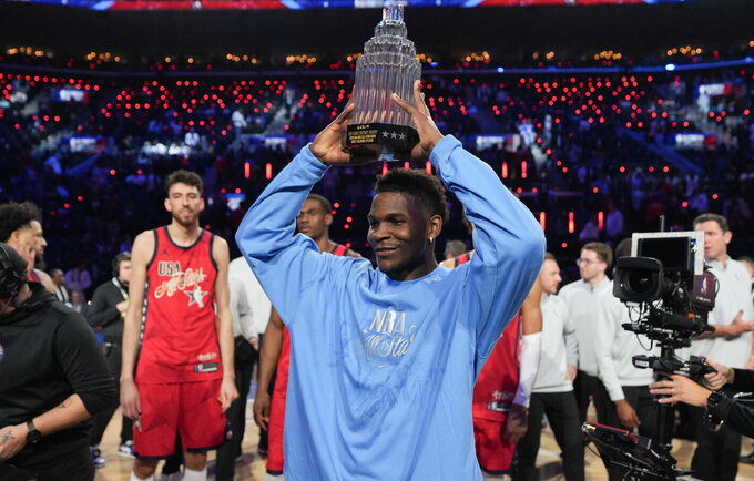 MVP tapęs A.Edwardsas dėkojo V.Wembanyamai (Scanpix nuotr.)