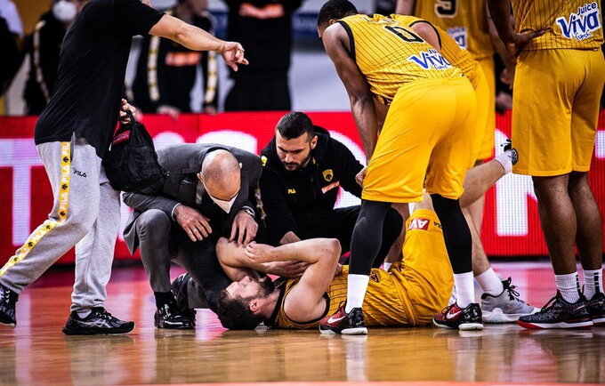 J.Strelniekas patyrė sunkią traumą (FIBA nuotr.)