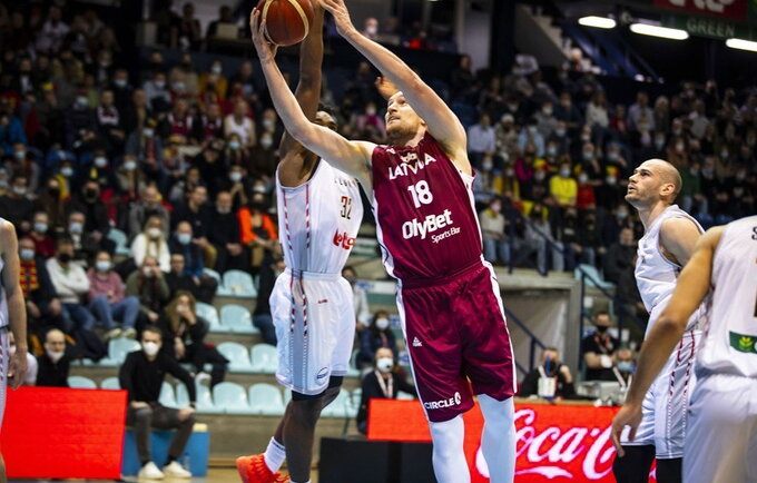 K.Čavaras darbuosis su R.Kurtinaičiu (FIBA Europe nuotr.)