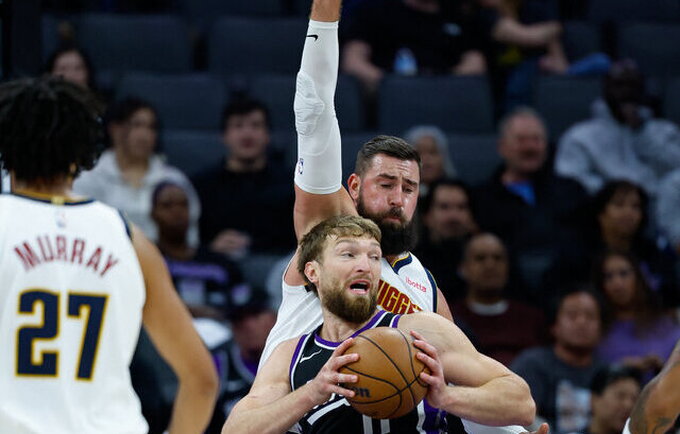 D.Sabonis ir J.Valančiūnas rinko dviženklį rezultatyvumą (Scanpix nuotr.)