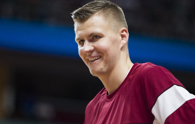 K.Porzingis vairuoja prabangų „Mercedes-Benz“ automobilį (www.kavolelis.lt)