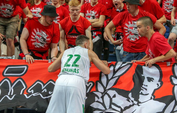 Žalgirietį pastūmęs sirgalius raginamas prisistatyti policijai (Josvydas Elinskas, Fotodiena.lt)