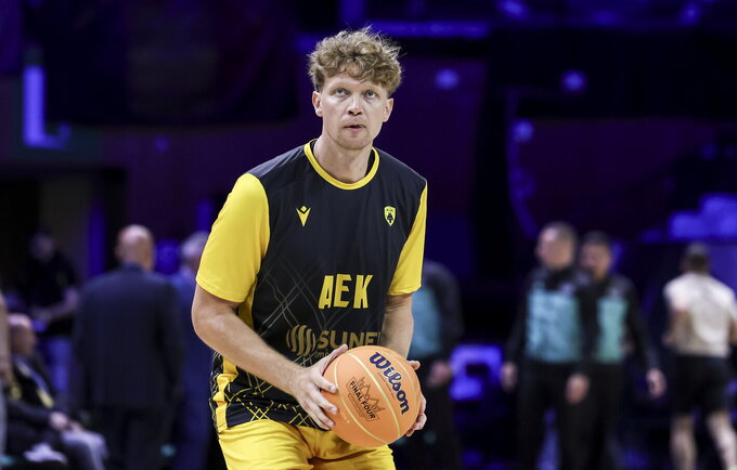 M.Kuzminskas rengia stovyklą (Scanpix nuotr.)
