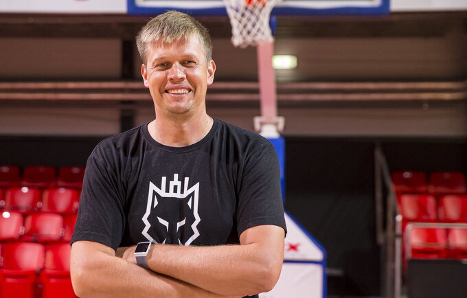 S.Kuzminskas darbuosis asistentu (Foto: Rokas Lukoševičius)