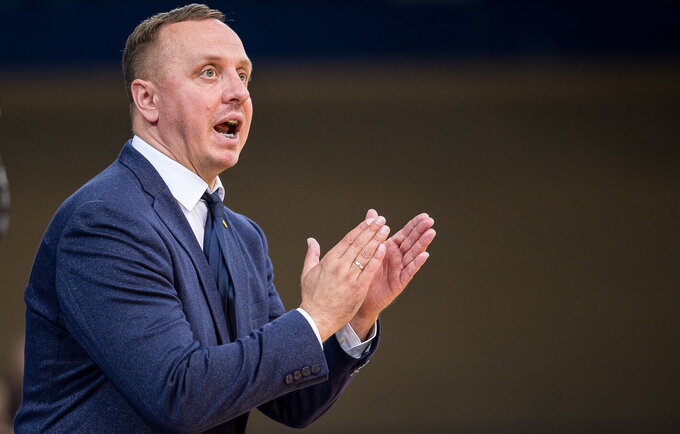 M.Šernius komentavo mačą (Foto: Rokas Lukoševičius)