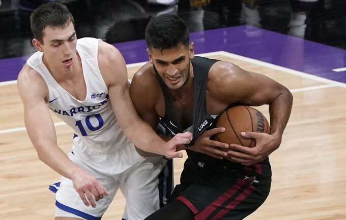 O.Yurtsevenas pakeitė klubą NBA (Scanpix nuotr.)