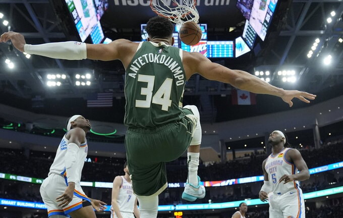 G.Antetokounmpo tikrino lankų tvirtumą (Scanpix nuotr.)