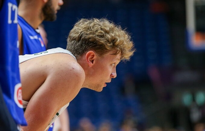 M.Kuzminskas apsuptas gandų (Matas Baranauskas, Fotodiena.lt)