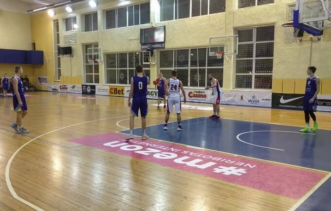 Jonavos komanda žaidė du prieš penkis