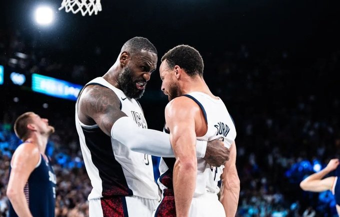L.Jamesas ir S.Curry ištempė JAV rinktinę (FIBA nuotr.)