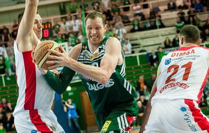 Techninę pražangą gavęs D.Songaila iškeliavo į rūbinę (Fotodiena.lt)