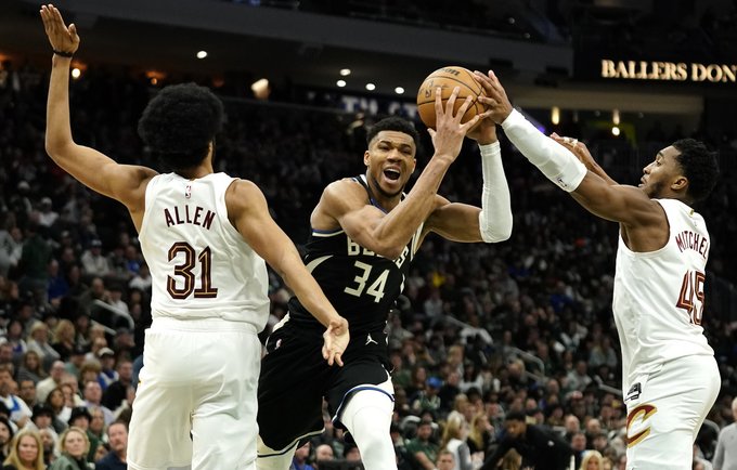 G.Antetokounmpo buvo sunkiai sulaikomas, bet nelaimėjo (Scanpix nuotr.)