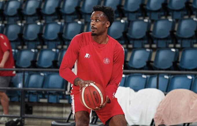 A.Blakeney lieka Tel Avive