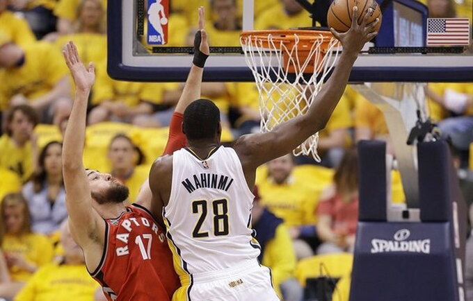 I.Mahinmi turėjo stoti prie baudų metimo linijos (Scanpix nuotr.)