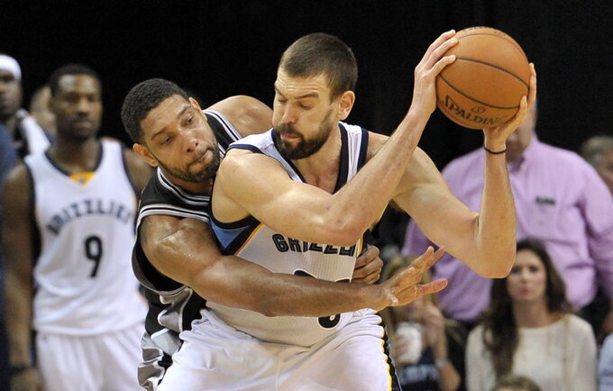 T.Duncanas ir M.Gasolis buvo efektyviausi žaidėjai savo komandose (Spurs)