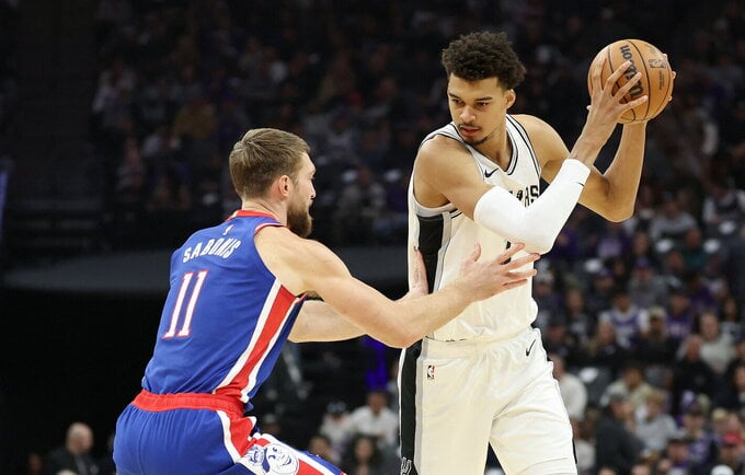 D.Sabonis nusileido V.Wembanyamai (Scanpix nuotr.)