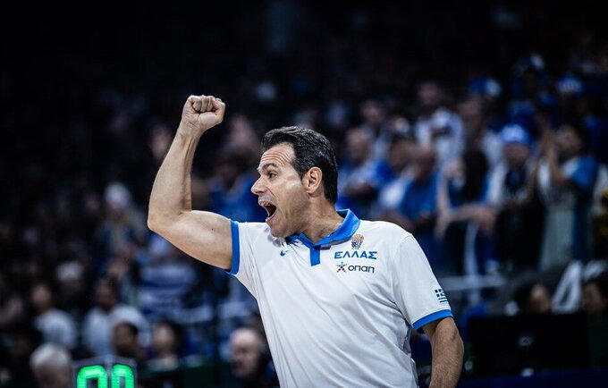 D.Itoudis stoja prie Tel Avivo klubo vairo (FIBA nuotr.)