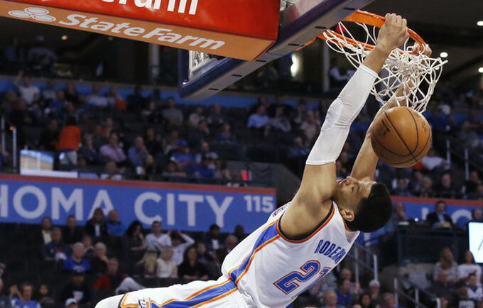 Šis A.Robersono dėjimas įrėmino gražiausią NBA dienos ataką (Scanpix nuotr.)