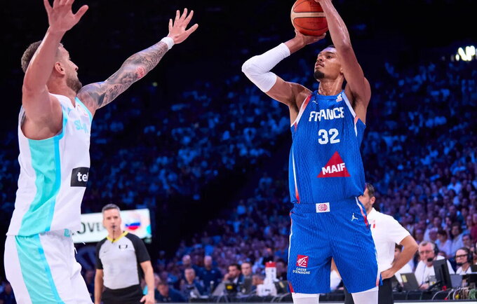 V.Wembanyama dominavo prieš slovėnus (FIBA nuotr.)