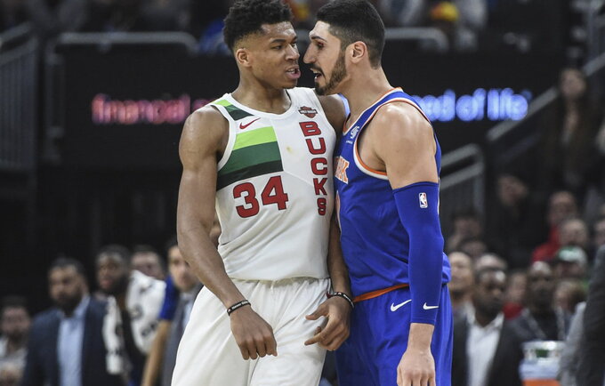 G.Antetokounmpo išsiuntė E.Kanterį iš aikštės (Scanpix nuotr.)