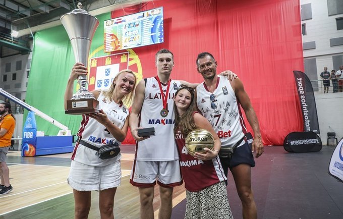Blūmų šeimyna džiaugiasi titulais (FIBA nuotr.)