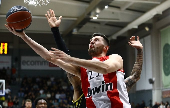 A.Petersas domina Madrido klubą