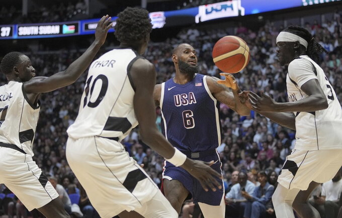 L.Jamesas neš JAV vėliavą olimpiadoje (Scanpix nuotr.)