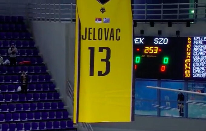 S.Jelovaco marškinėliai kilo į arenos palubes