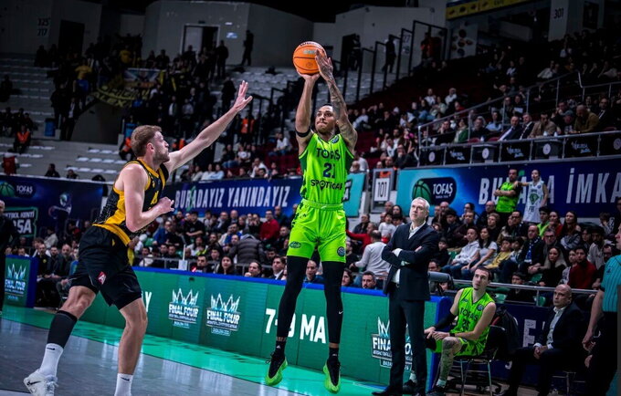M.Lewisas atvyksta į Uteną (FIBA nuotr.)