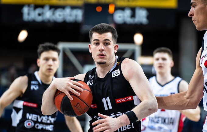 J.Girardas deda žingsnį karjeroje