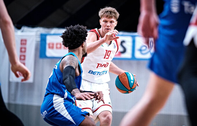 Kuzminskas puikiai grūmėsi dėl atšokusių kamuolių (Nuotr. Vtb-league.com nuotr.)