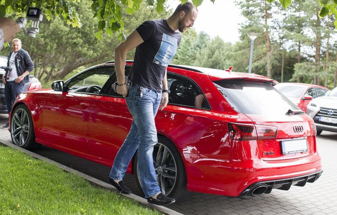 A.Milaknio „Audi RS6“ traukė smalsuolių akį (www.kavolelis.lt)