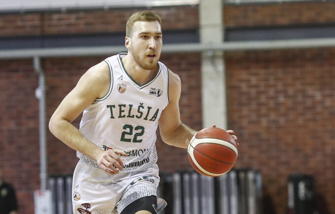 D.Rasys neklydo mesdamas iš toli 