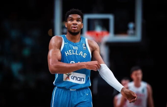 G.Antetokounmpo neš Graikijos vėliavą olimpinėse žaidynėse (FIBA nuotr.)
