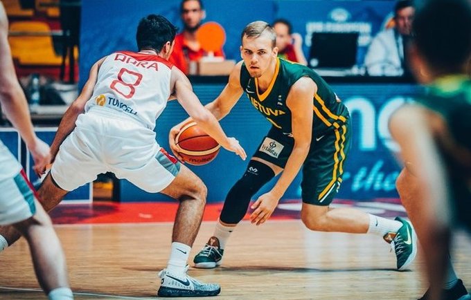 A.Velička treniruosis su „Lietkabelio“ žaidėjais (FIBA Europe nuotr.)