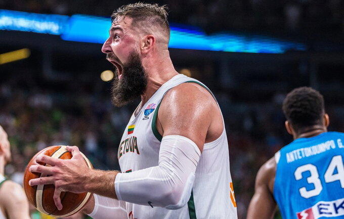 J.Valančiūnas vargu, ar žais kitose pirmenybėse (FIBA nuotr.)