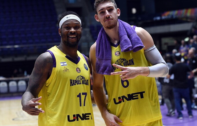 M.Fosteris (kairėje) per mačą renka po 18 taškų (FIBA nuotr.)