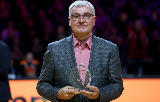 J.Kazlauskas grįžta dirbti į Kiniją (Fotodiena.lt)