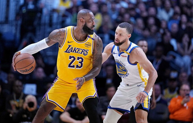 NBA legendų susidūrime pergale šį kartą džiaugėsi S.Curry (Scanpix nuotr.)