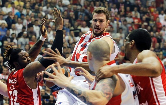 M.Guduričius padovanojo „Crvena Zvezda“ ekipai Koračo taurę (Scanpix nuotr.)