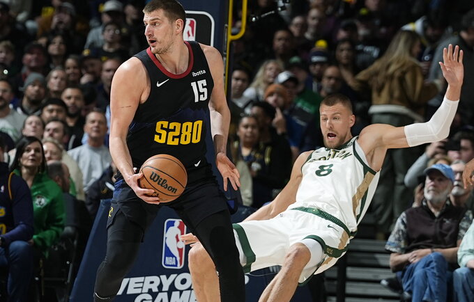 K.Porzingis neatsilaikė prieš N.Jokičių (Scanpix nuotr.)