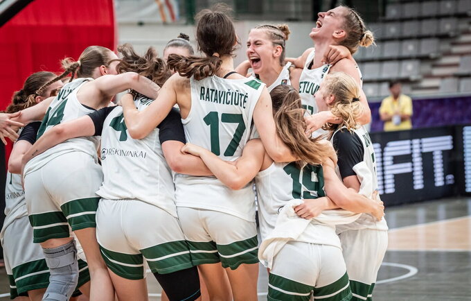 Dvidešimtmetės rašo istoriją (FIBA nuotr.)