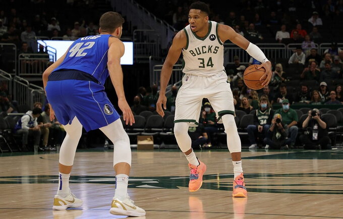 G.Antetokounmpo sumetė du tritaškius (Scanpix nuotr.)