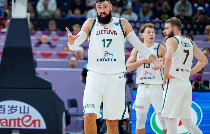 J.Valančiūnas gali vėl grumtis su latviais (BNS nuotr.)