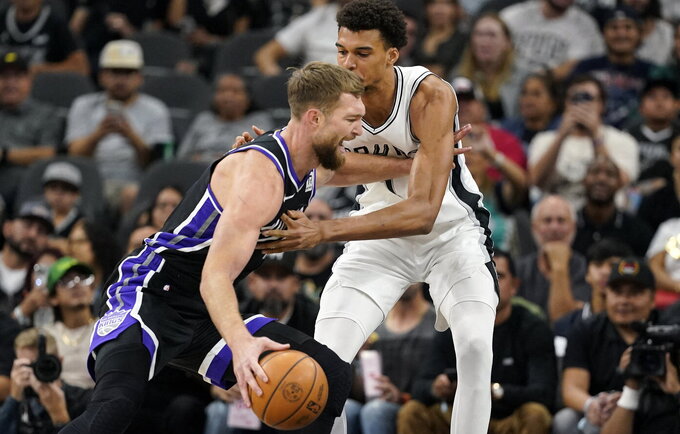 D.Sabonis puolime tvarkėsi su V.Wembanyama (Scanpix nuotr.)