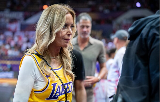 Jeanie Buss atleido visus