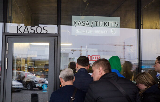 Nespėję įsigyti bilietų kasoje ar internetu, pasiruošę „išgelbėti“ perpardavinėtojai (BNS nuotr.)