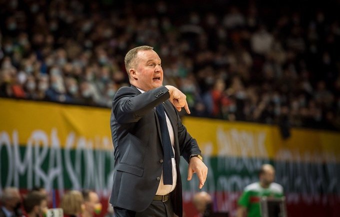 K.Maksvytis prieš čekus už dvyliktuko ribos paliko E.Bendžių (FIBA nuotr.)